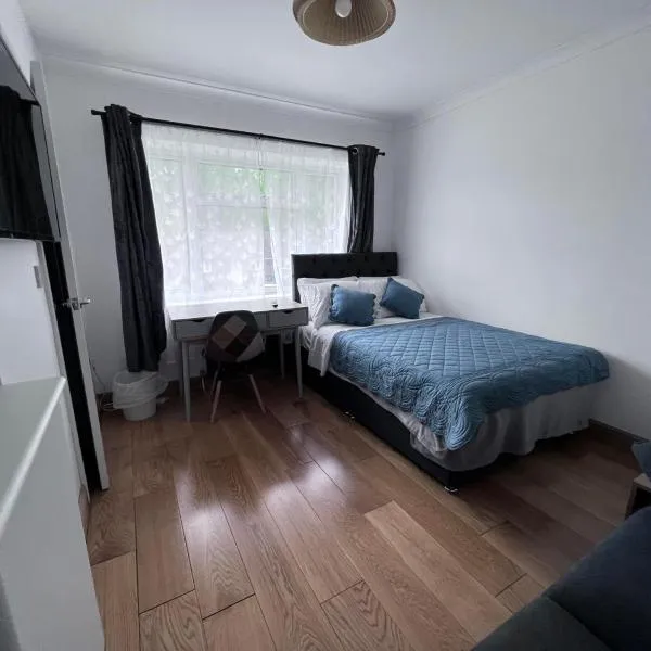 Number 25, hotel in Horley
