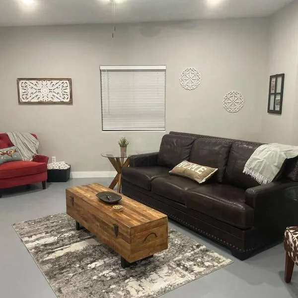 Desert Ranch Home 3 Bedroom + Equine Facility, hotel v mestu Vail