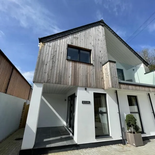Skylark 4 bed Sleeps 8 with hot tub, hotel v destinaci Treknow