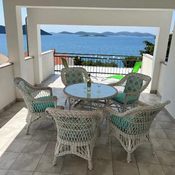 Apartmani MAI Drage 50m from the sea, hotel v Drage