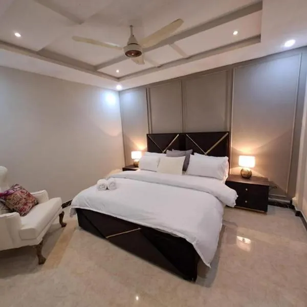 GO Luxury Grand Hotel, hotel em Kānjra