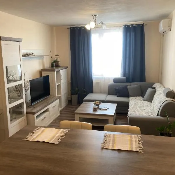 2 Rooms Apartment in Michalovce, hotel di Malé Kapušany