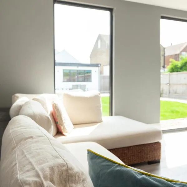 Sunbeam Cottage sleeps 10, khách sạn ở Whitstable