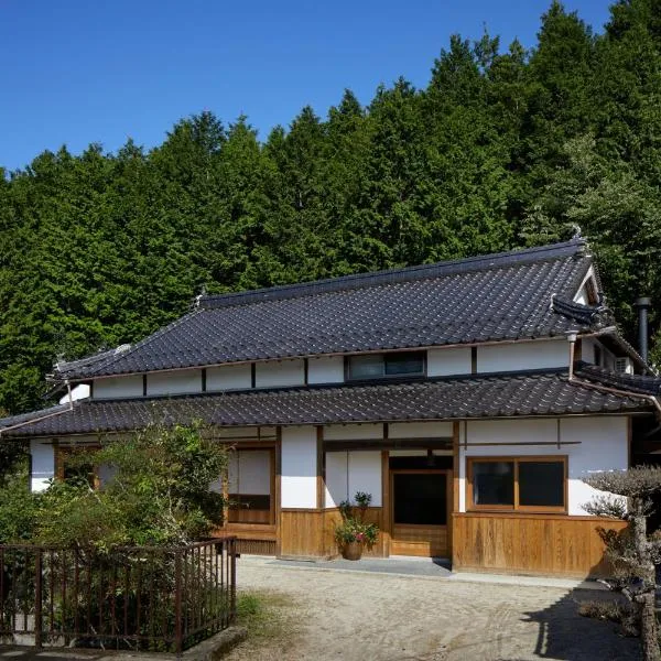 Casa KitsuneAna The Satoyama experience in a Japanese-style modernized 100-year-old farmhouse, hotel di Akaiwa