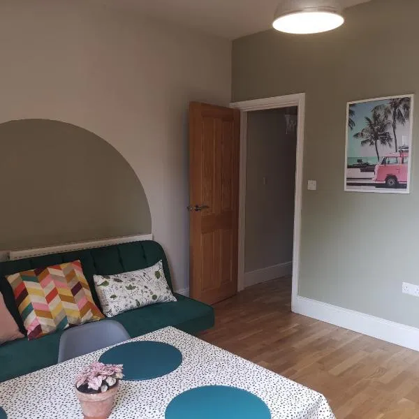 NEW Derby Pride Park Arena Moorways 4 bedrooms 7 beds -Spacious contractors or group -FREE PARKING, hotel in Derby