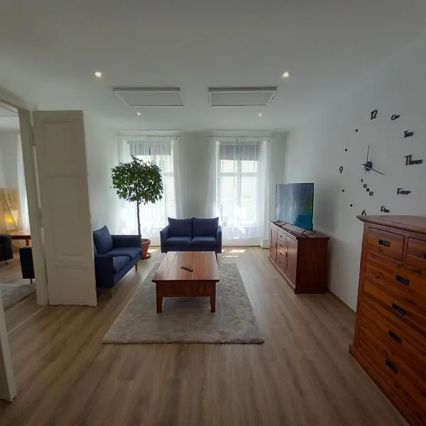 Korvin One Apartman – hotel w mieście Pápa