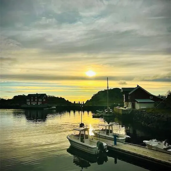 Amazing waterfront rorbu (free car-charging), hotell i Stamsund