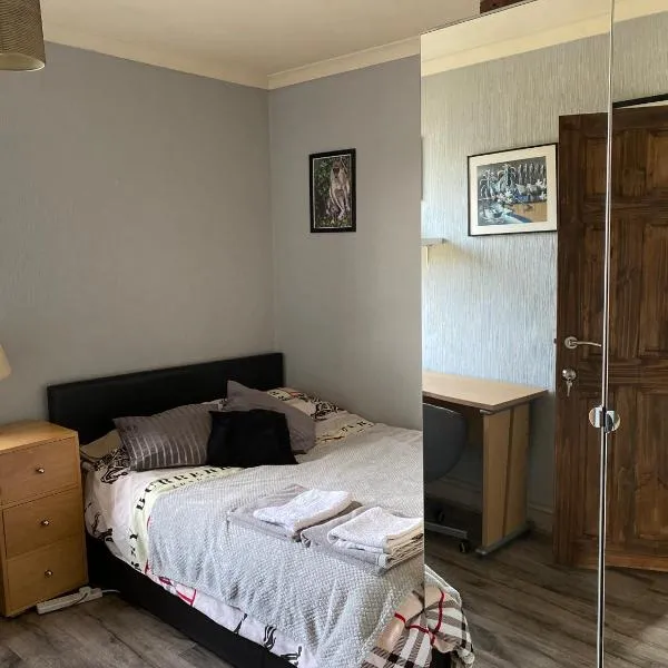Cosy room in cul de sac location’s home, hotel i Dagenham