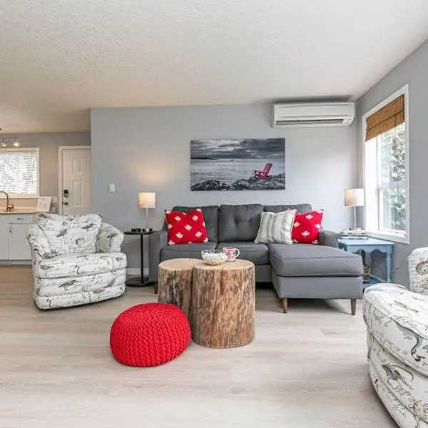 Lovely 2 bedroom suite steps from The beach, hotel v destinaci Victoria
