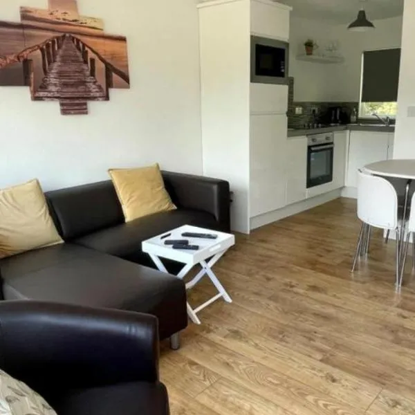 Sunny49 min 3 night stay, hotel v destinaci Caeathro