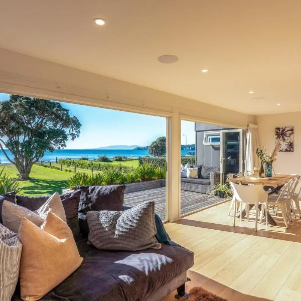 Onetangi Beachfront Escape - Coast & Country, hotel in Onetangi