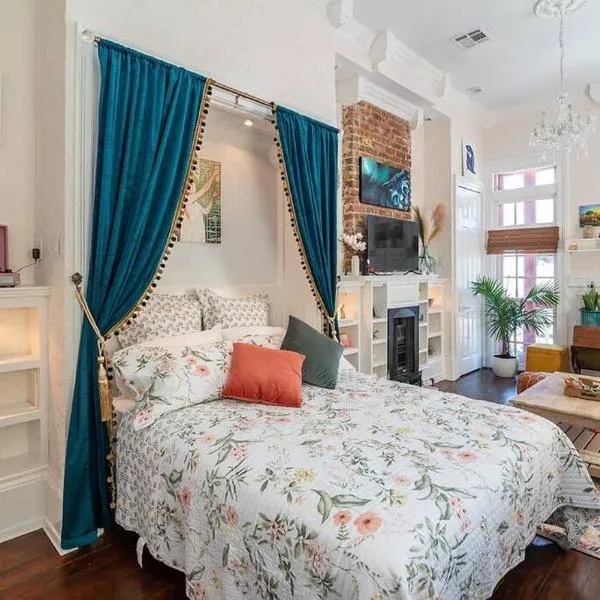 Historic Victorian Studio Near City Park NOMA Bayou St John, hotel v destinaci New Orleans