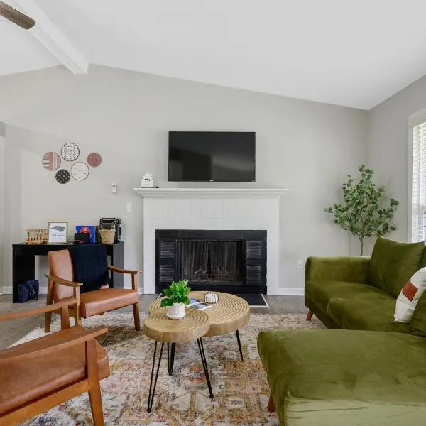NEW Renovated 4BR Games Big Backyard Deck, hotel in Cary