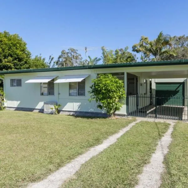 Lowset, pet friendly cottage - Sunset Ave, Bongaree, hotel in Bellara