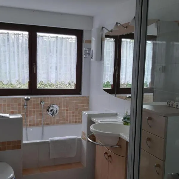 Ferienwohnung-Zweiburgenblick、Runkelのホテル