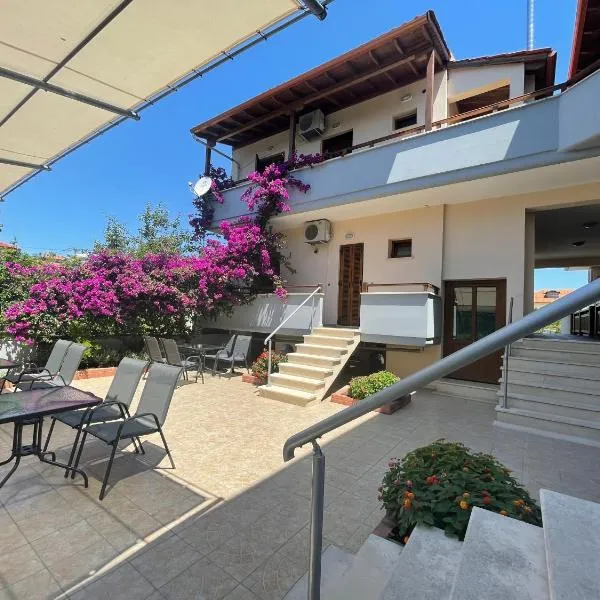 Aelia Apartments, hotel in Nea Roda