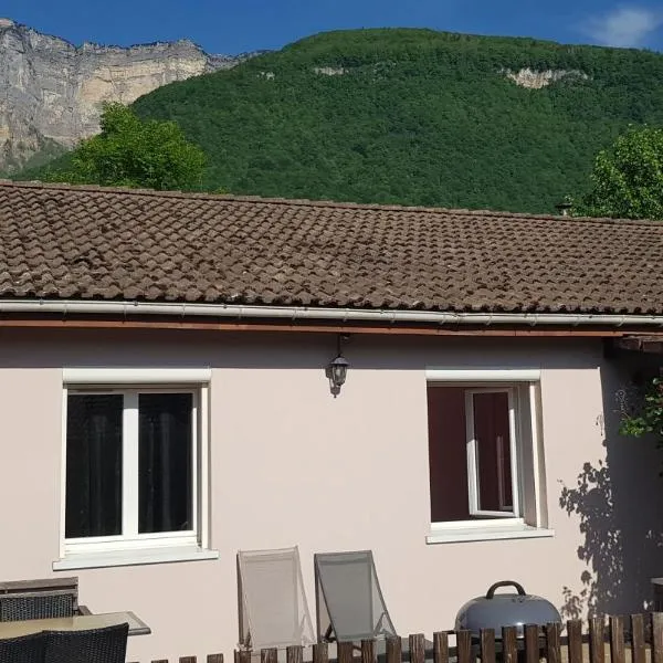 Gîte fabuleux, jardin, terrasse, parking, hotel in Saint-Vincent-de-Mercuze