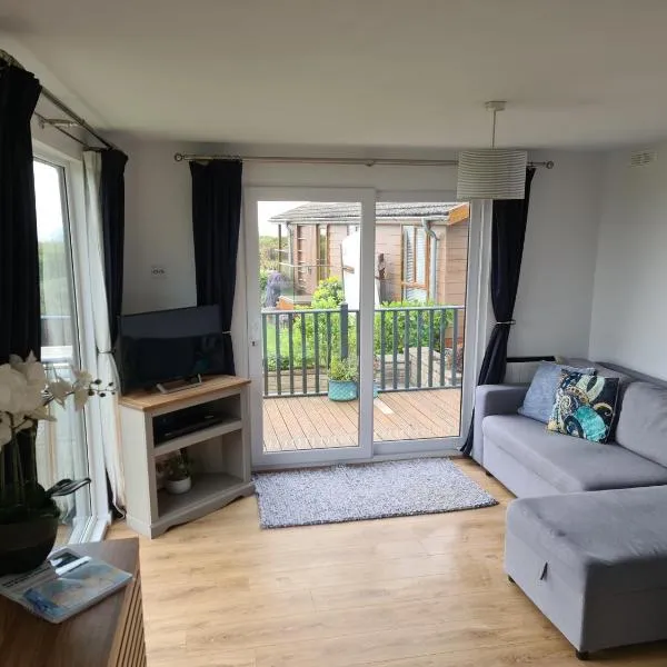 Pine Lodge @Puffin Lodges, hotel v destinaci Chwilog