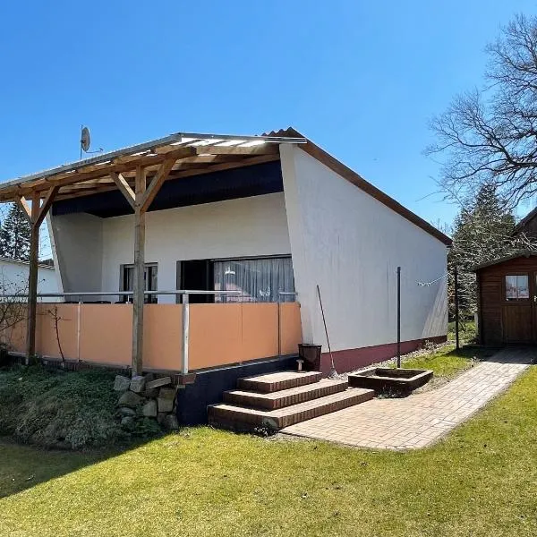 Gemütlicher Bungalow an der Mecklenburgischen Seenplatte, hotel in Jabel