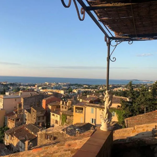 VILLA MONTEBELLO - TERRASSE ET VUE MER, hotel in Cagnes-sur-Mer