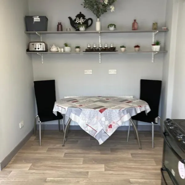 Junes cosy apartment, מלון בTawnyinah