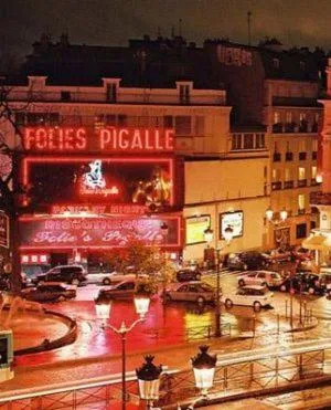 Studio Pigalle de 25 m2 - 2 lits simples type gigogne pour 2 personnes - Quartier HyperTouristique - 3 minutes de la station Métro Pigalle ,Petit Train vers la butte Montmartre - Cabaret Moulin Rouge -Restaurants Bouillon Pigalle,Berliner Pigalle