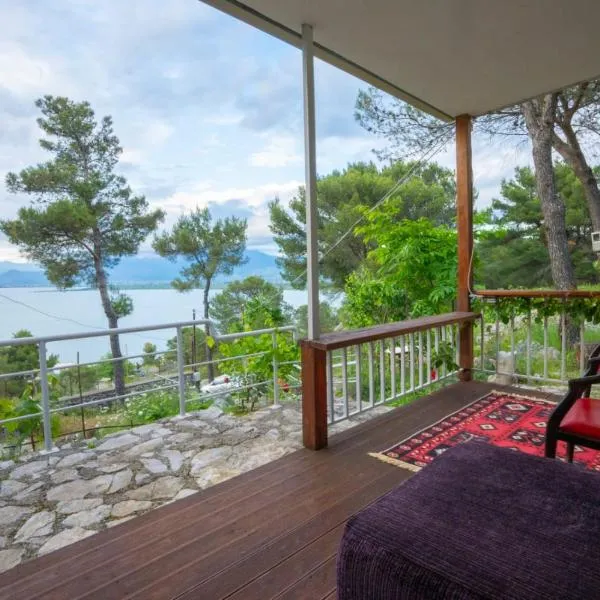 AMONG THE TREES, hotel in Shirokë