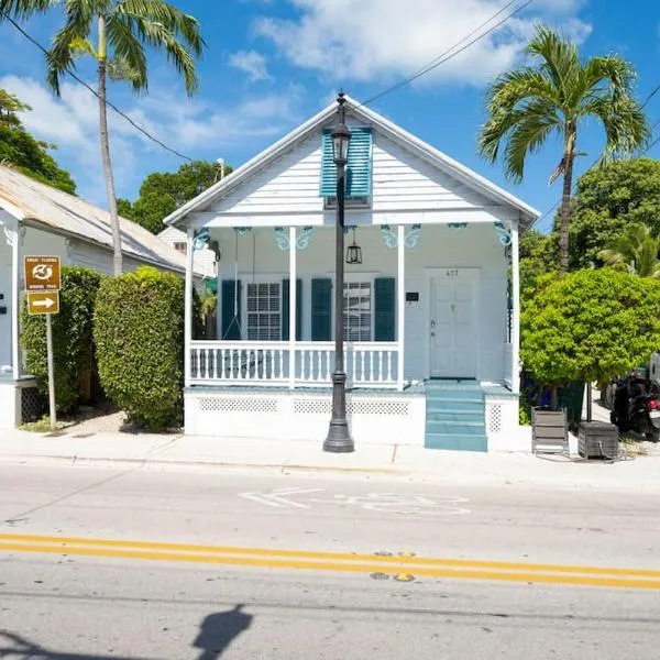 Just steps to Duval- Sleeps 10- Heated Pool House、キーウェストのホテル