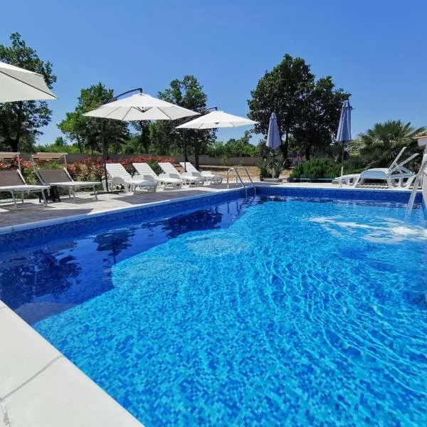 Apartments Lea with pool – hotel w mieście Malinska