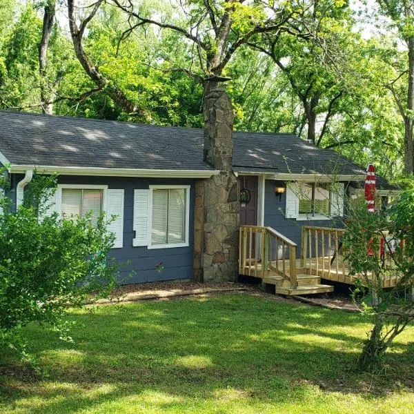 Cozy Lakefront Cottage Getaway Branson MO., hotell i Forsyth
