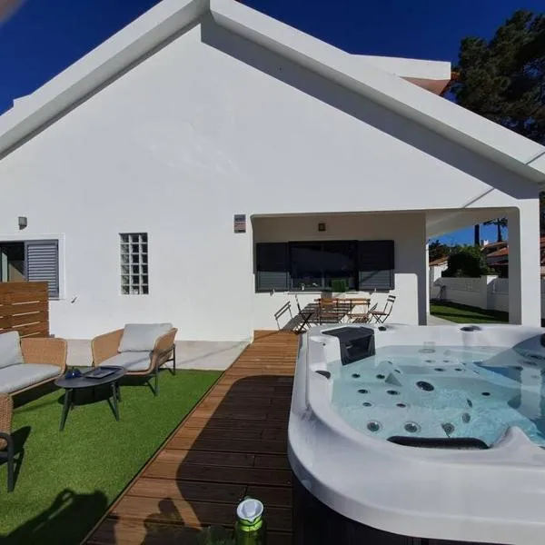 Villa Ocean Waves, hotel i Aroeira