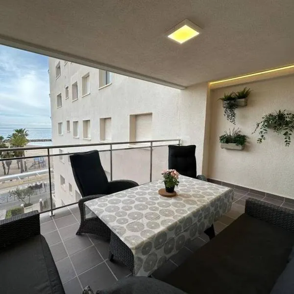 Cunit, front line with sea view, hotel v destinaci Cunit