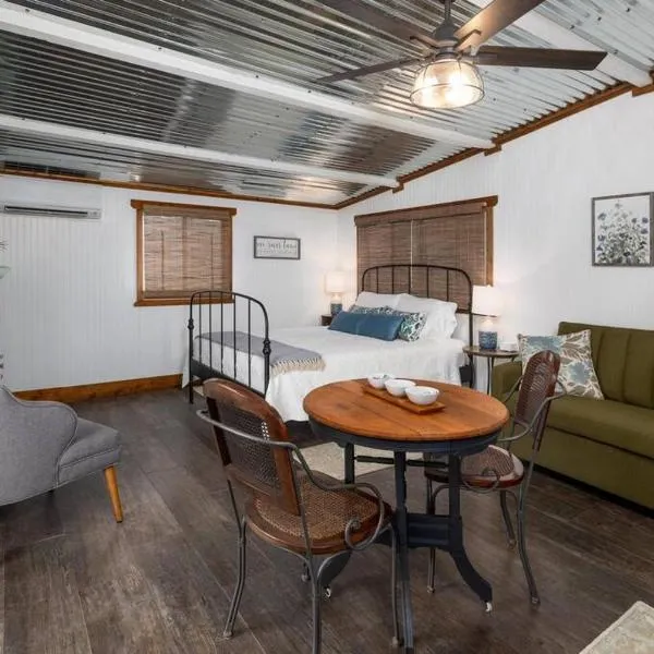 NEW! Ladybug @ Firefly Grove w/ Blanco River Access, hotel a Wimberley