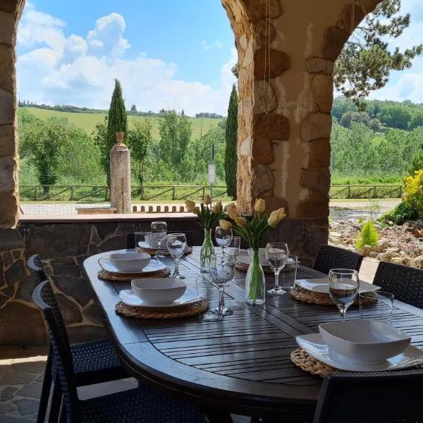 VAL D'ORCIA DELUXE 3, incantevole casa con vista sulle colline, WiFi e parcheggio, hotell sihtkohas San Giovanni dʼAsso