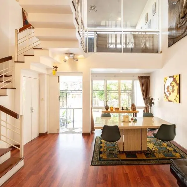 420 House- up to 10 guests in central Bangkok.、バンコクのホテル