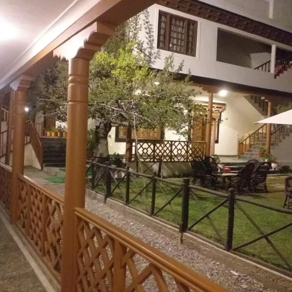 Hotel Kang Lha Chen, khách sạn ở Leh