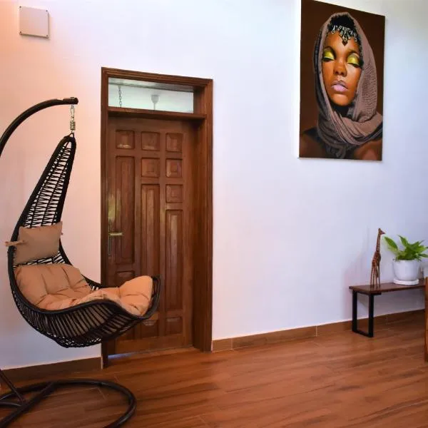 Private Backdoor Villa with big swimming pool and services of chef included, hotelli kohteessa Diani Beach