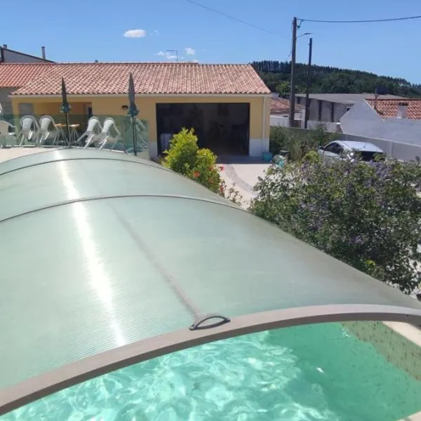 Kairos BNB Arts Atelier with car and private swimming pool，Casais dos Monizes的飯店