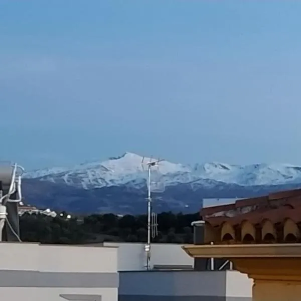 Luminosa y confortable casa con vistas y piscina, hotel a Jun