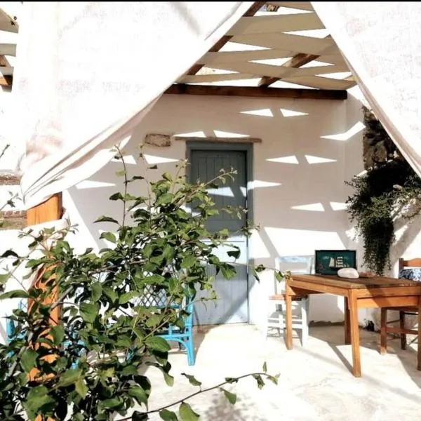 Naxos Mountain Retreat - Tiny House Build on Rock, hotell i Kóronos