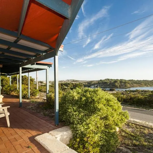 Moore Views - Stunning River Views: Guilderton şehrinde bir otel