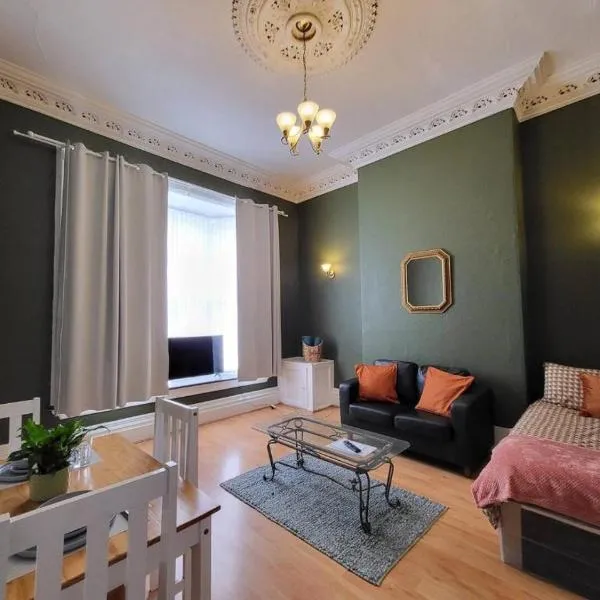 Digbeth City Centre Apartment Sleeps 12 Opposite Coach Station, hótel í Birmingham