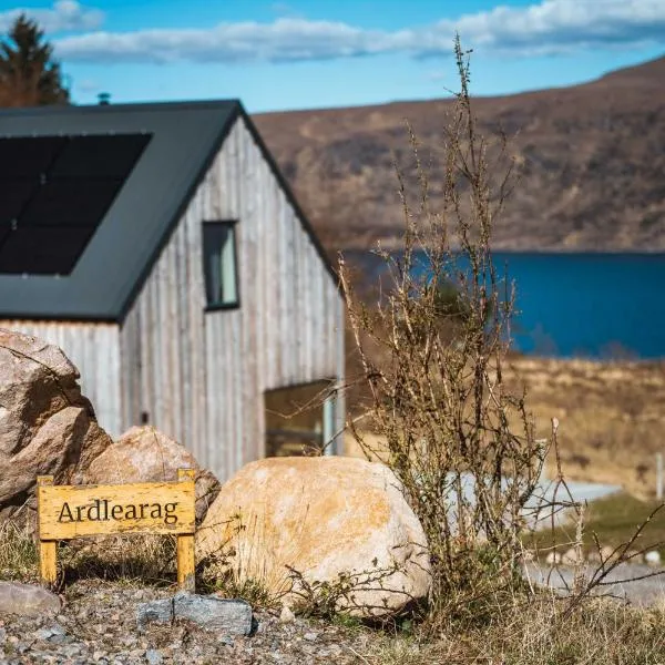 Stunning loch view home sleeping 8, hotel in Garve
