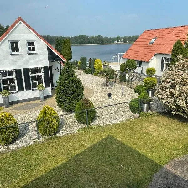 Freistehendes Ferienhaus am See Nähe Roermond, hotel in Heel