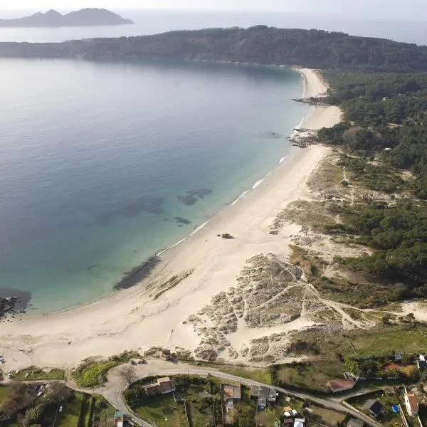 Cabaña rustica en plena naturaleza en playa de Nerga, Ría de Vigo,, hotel en Hío