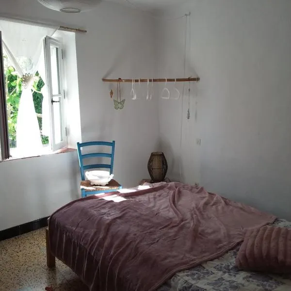 Chambre d'hôtes ici – hotel w mieście Bédoin