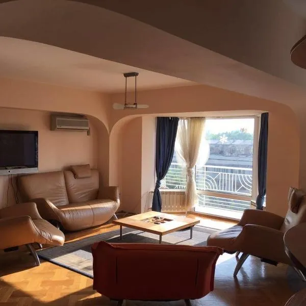 Bright spacious 2 bedroom apt in heart of Almaty!, hotel in Alma-Ata