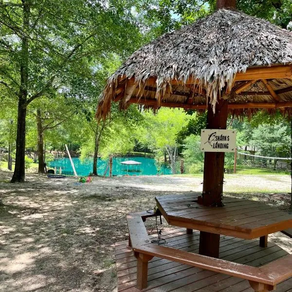 Casita with Swimming Pond & Sand Volleyball Access, hótel í Montgomery