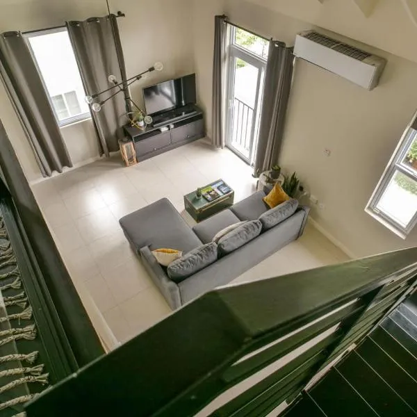 Choose To Be Happy at EI8HT! - Super Studios and Penthouse Apartment, hotel in Kingston