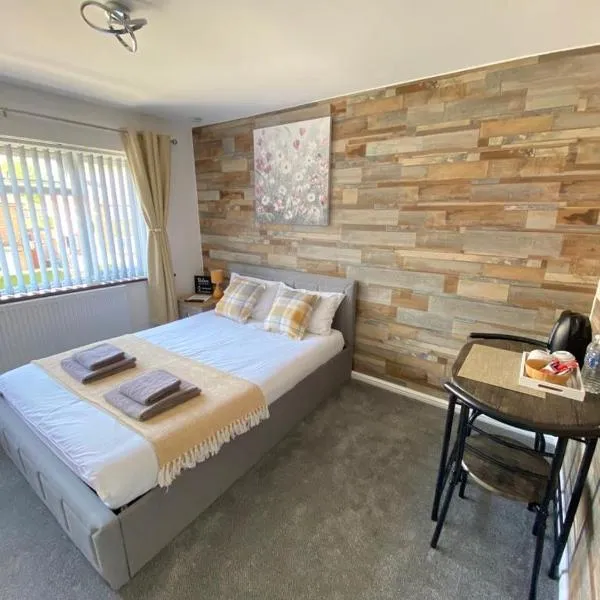 Gatwick Deluxe En-suite Rooms, hotel in Horley